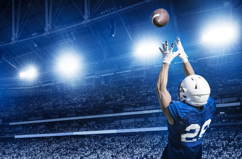 American,football,player,catching,a,touchdown,pass,in,a,large