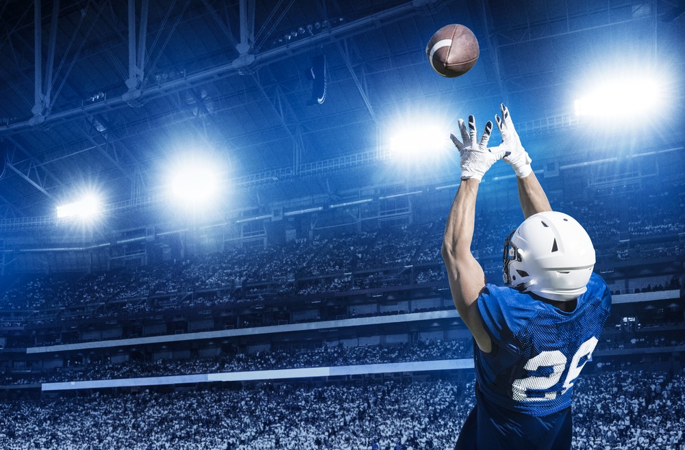 American,football,player,catching,a,touchdown,pass,in,a,large